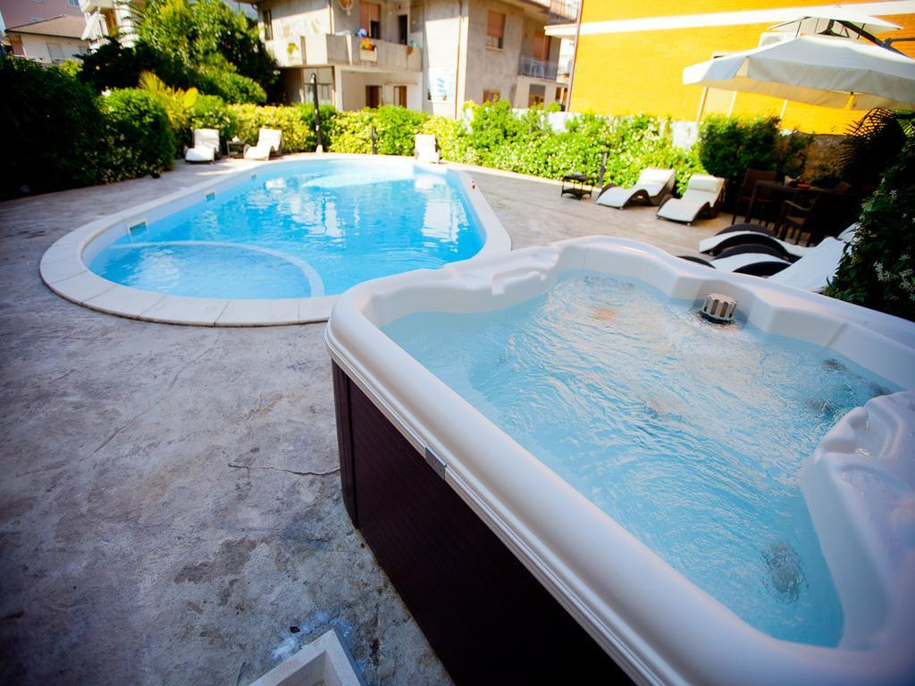 Residence La Guirita Tortoreto ภายนอก รูปภาพ